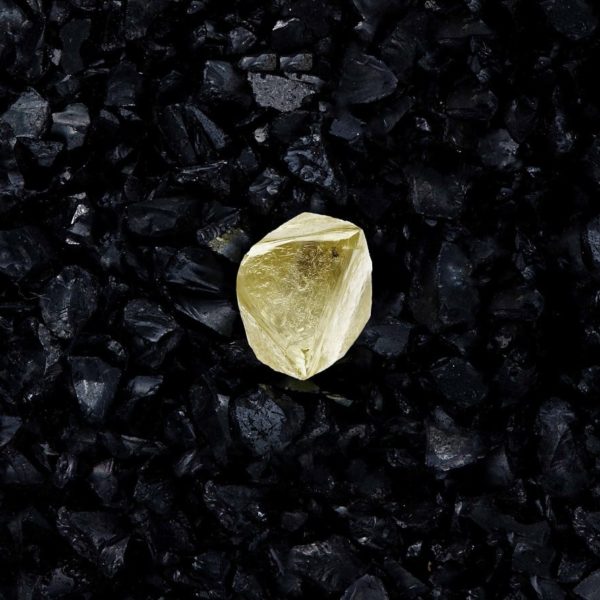 В операционном регионе АЛМАР добыт крупный алмаз светло-желтого цвета размером 100 карат